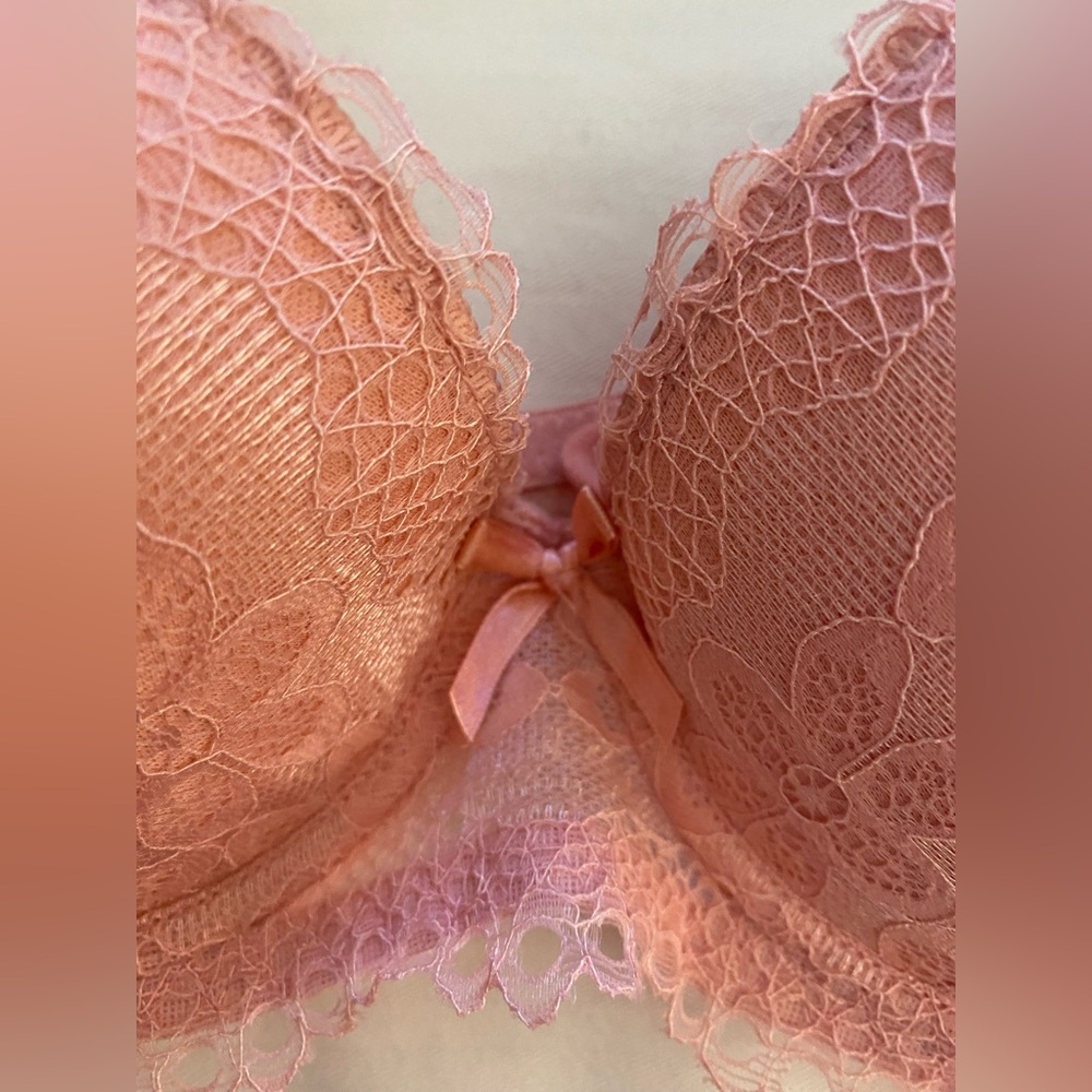 LAURA ASHLEY .. ELEGANT LACE BRA